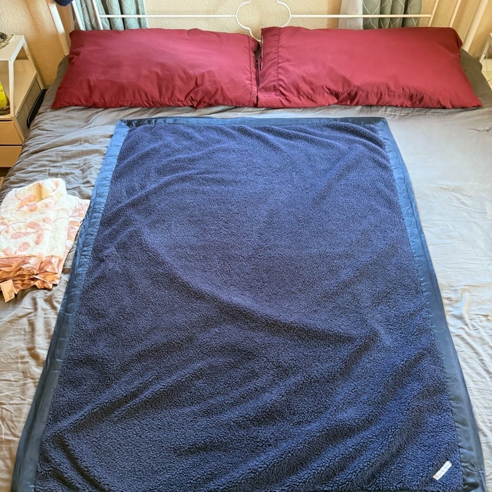 Giraffe At Home Blanket - Navy - Picture 8 of 8